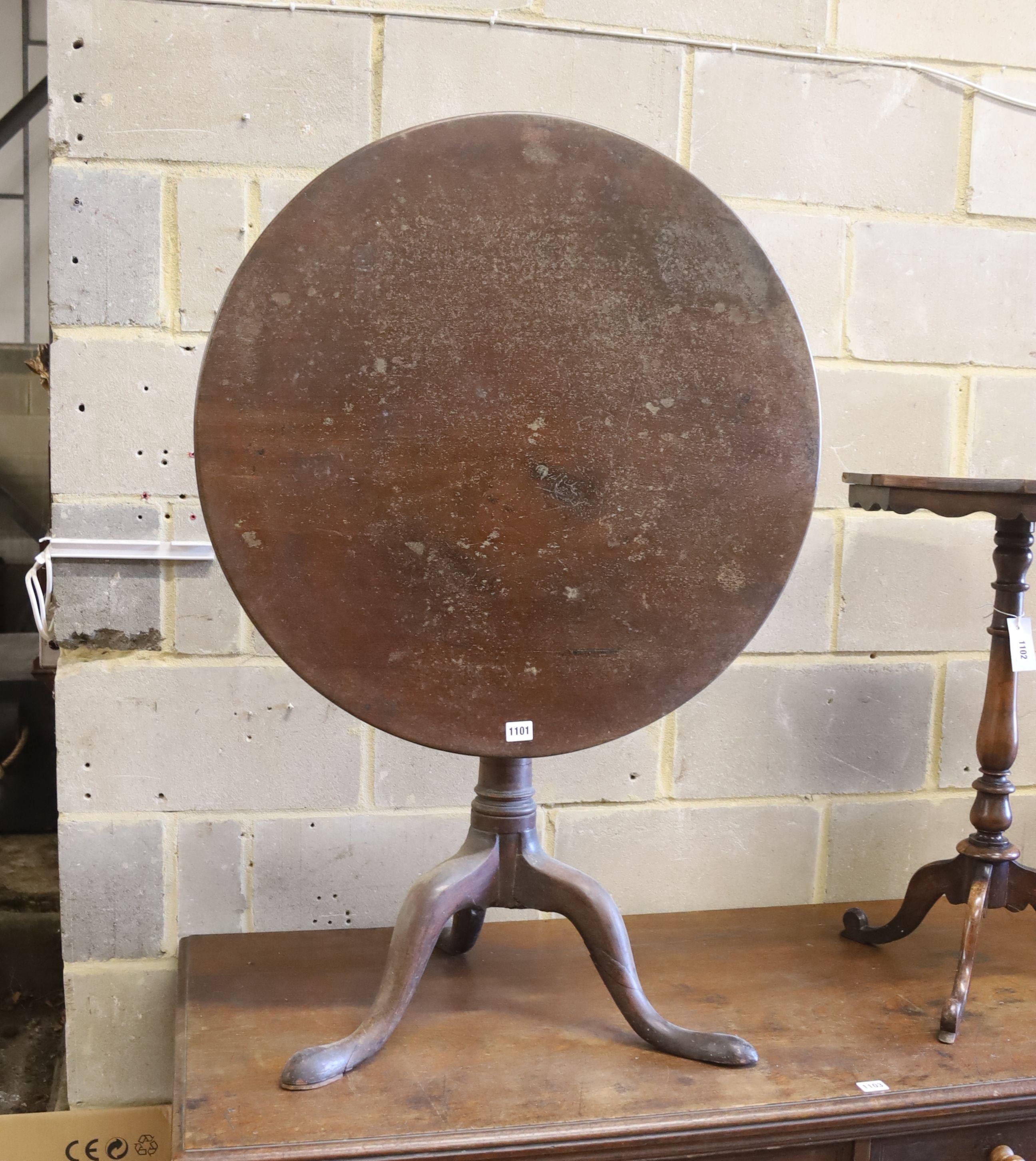 A George III circular oak tilt top tea table, diameter 74cm, height 68cm